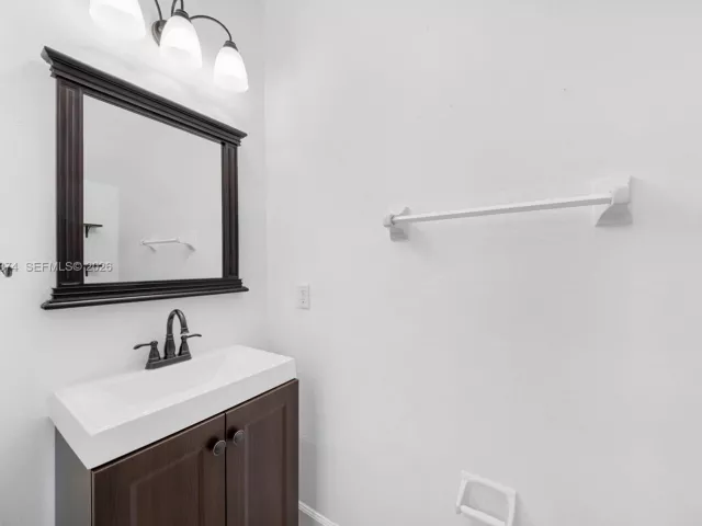 3-bedroom home for rent in Doral - 5560 NW 107th Ave 1012 - MondialRealty