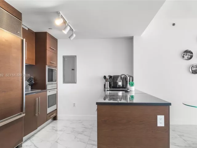2-bedroom condo for sale in Miami - 465 Brickell Ave 5505 - MondialRealty