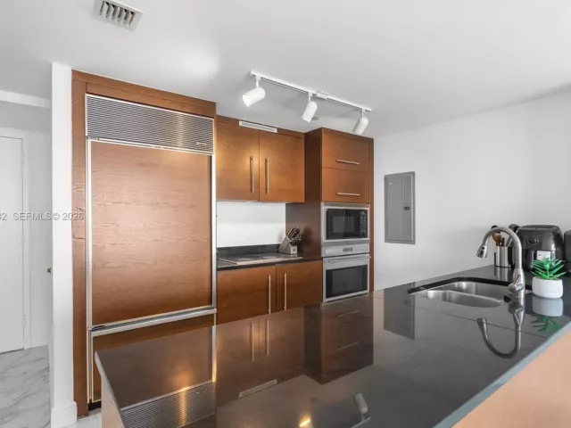 2-bedroom condo for sale in Miami - 465 Brickell Ave 5505 - MondialRealty
