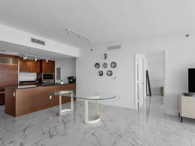 2-bedroom condo for sale in Miami - 465 Brickell Ave 5505 - MondialRealty