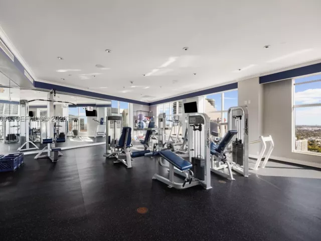 3-bedroom condo for sale in Fort Lauderdale - 350 SE 2nd St 870 - MondialRealty