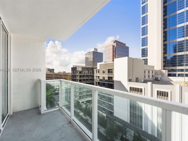3-bedroom condo for sale in Fort Lauderdale - 350 SE 2nd St 870 - MondialRealty