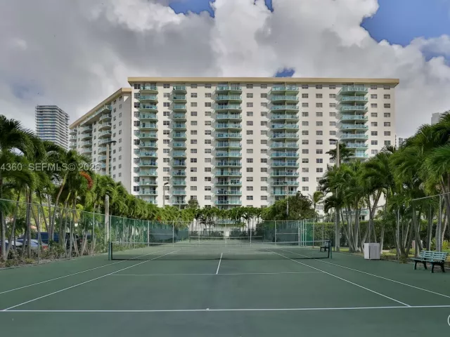2-bedroom condo for sale in Sunny Isles Beach - 19380 Collins Ave 726 - MondialRealty