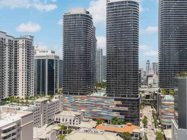 1-bedroom condo for sale in Miami - 45 SW 9th St 1205 - MondialRealty