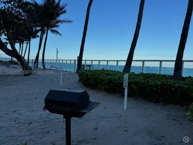 1-bedroom condo for sale in Hollywood - 3001 S Ocean Dr 1449 - MondialRealty