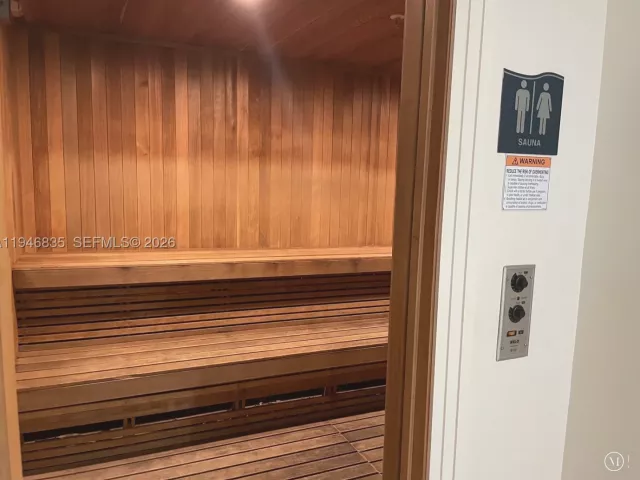 1-bedroom condo for sale in Hollywood - 3001 S Ocean Dr 1449 - MondialRealty