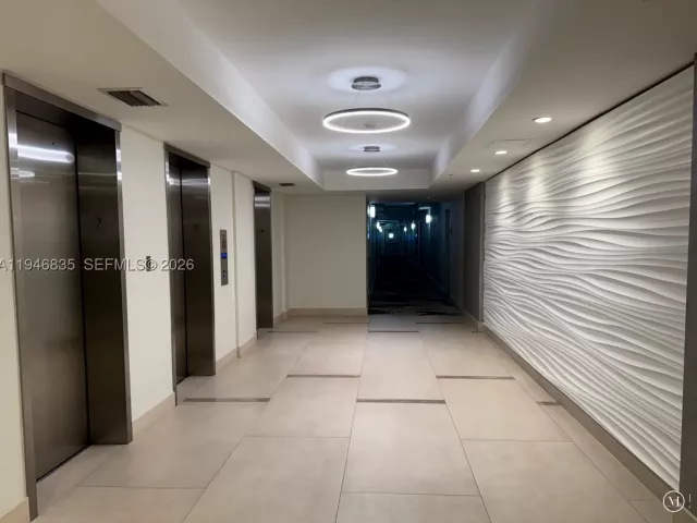1-bedroom condo for sale in Hollywood - 3001 S Ocean Dr 1449 - MondialRealty