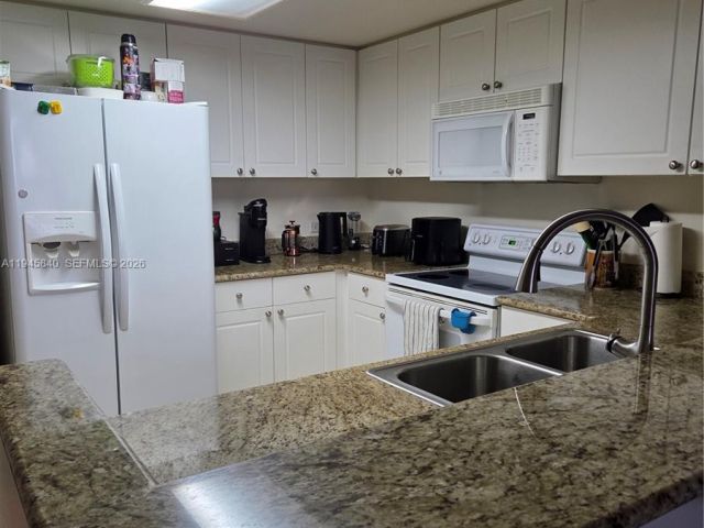 1-bedroom condo for sale in Aventura - 19501 W Country Club Dr 511 - MondialRealty