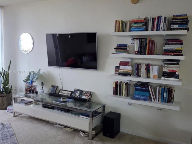 1-bedroom condo for sale in Aventura - 19501 W Country Club Dr 511 - MondialRealty