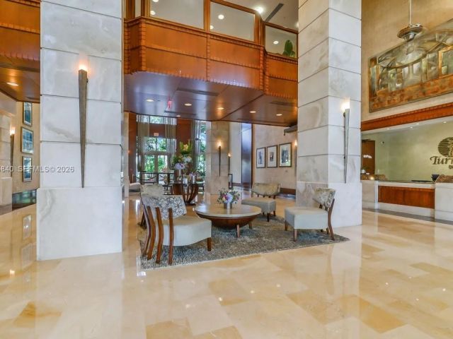 1-bedroom condo for sale in Aventura - 19501 W Country Club Dr 511 - MondialRealty