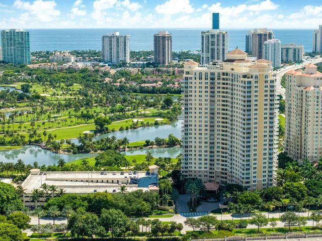 1-bedroom condo for sale in Aventura - 19501 W Country Club Dr 511 - MondialRealty