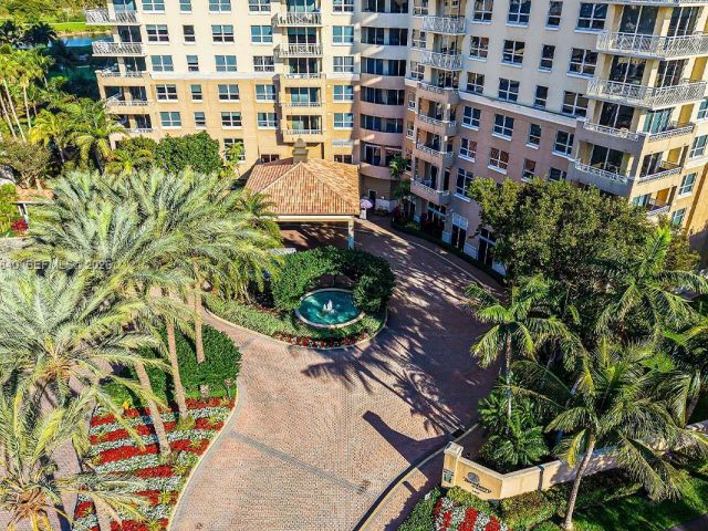 1-bedroom condo for sale in Aventura - 19501 W Country Club Dr 511 - MondialRealty