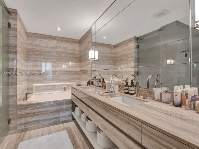 4-bedroom condo for sale in Sunny Isles Beach - 18975 Collins Ave 4602 - MondialRealty