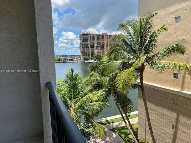1-bedroom condo for rent in Sunny Isles Beach - 17100 N Bay Rd 1509 - MondialRealty