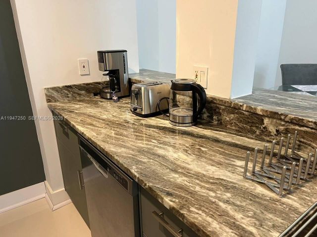 1-bedroom condo for rent in Sunny Isles Beach - 17100 N Bay Rd 1509 - MondialRealty