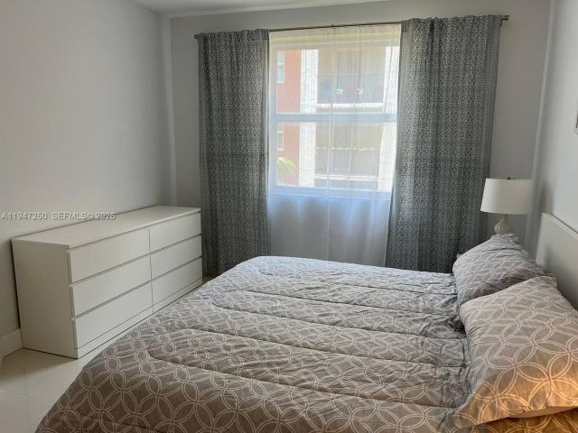 1-bedroom condo for rent in Sunny Isles Beach - 17100 N Bay Rd 1509 - MondialRealty