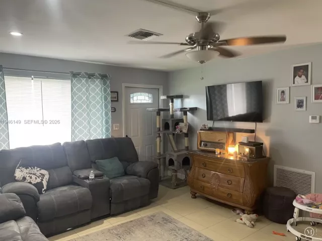 2-bedroom home for sale in Pembroke Pines - 6852 SW 11th St - MondialRealty