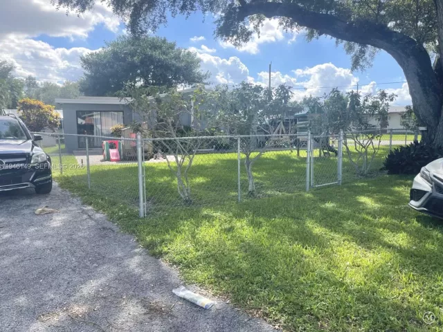 2-bedroom home for sale in Pembroke Pines - 6852 SW 11th St - MondialRealty