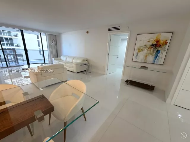 2-bedroom condo for sale in Miami Beach - 5757 Collins Ave 504 - MondialRealty