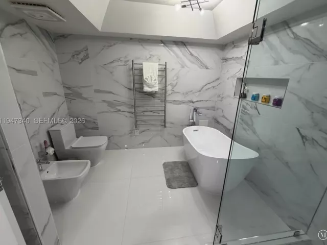 2-bedroom condo for sale in Miami Beach - 5757 Collins Ave 504 - MondialRealty