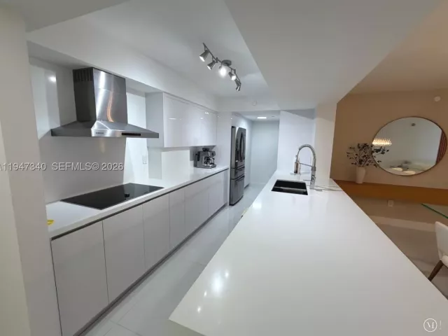 2-bedroom condo for sale in Miami Beach - 5757 Collins Ave 504 - MondialRealty