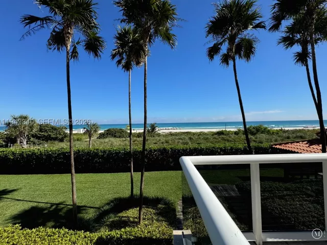 2-bedroom condo for sale in Miami Beach - 5757 Collins Ave 504 - MondialRealty