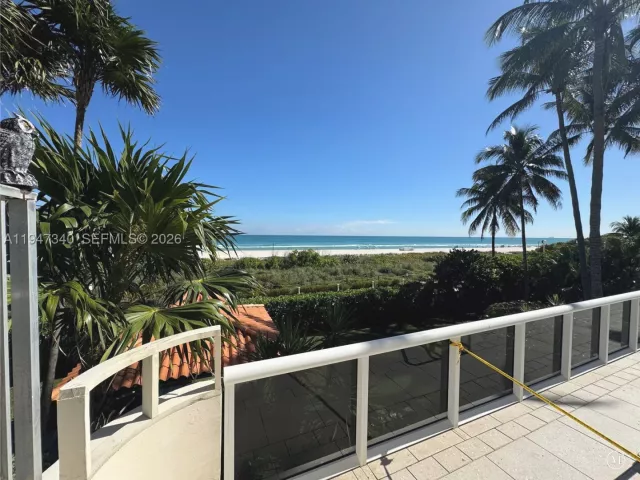 2-bedroom condo for sale in Miami Beach - 5757 Collins Ave 504 - MondialRealty