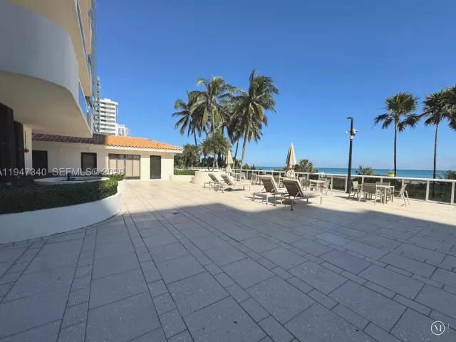 2-bedroom condo for sale in Miami Beach - 5757 Collins Ave 504 - MondialRealty