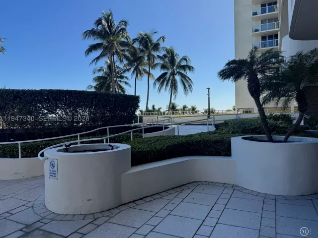 2-bedroom condo for sale in Miami Beach - 5757 Collins Ave 504 - MondialRealty