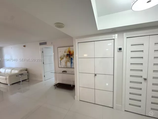 2-bedroom condo for sale in Miami Beach - 5757 Collins Ave 504 - MondialRealty