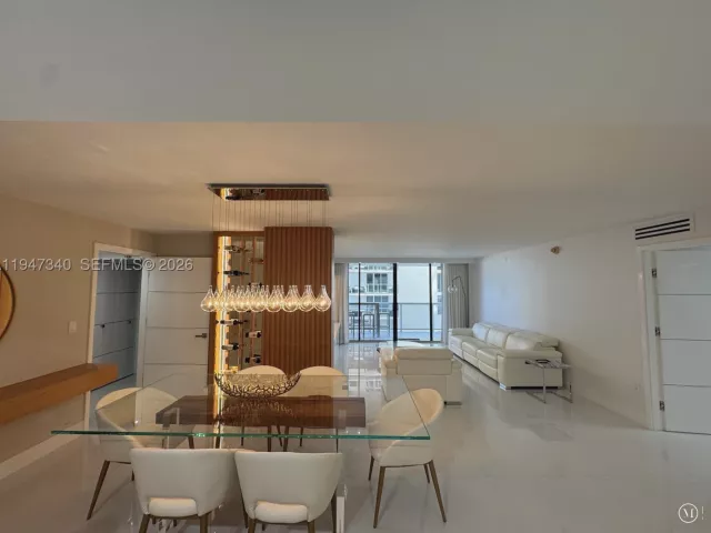 2-bedroom condo for sale in Miami Beach - 5757 Collins Ave 504 - MondialRealty
