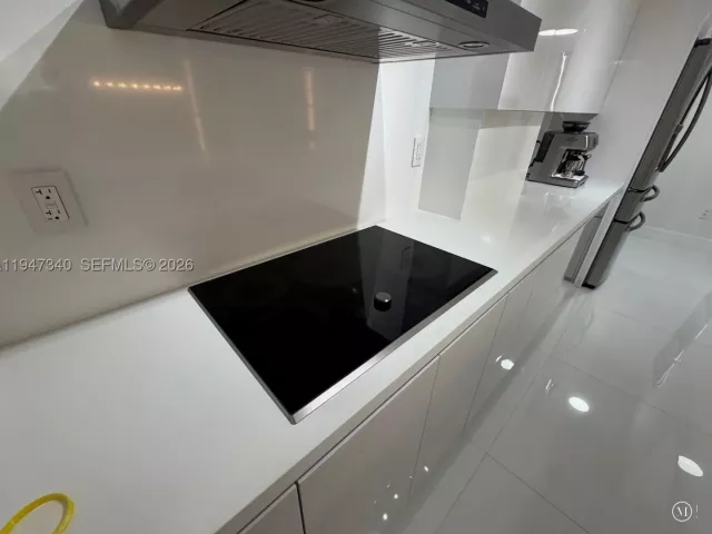 2-bedroom condo for sale in Miami Beach - 5757 Collins Ave 504 - MondialRealty
