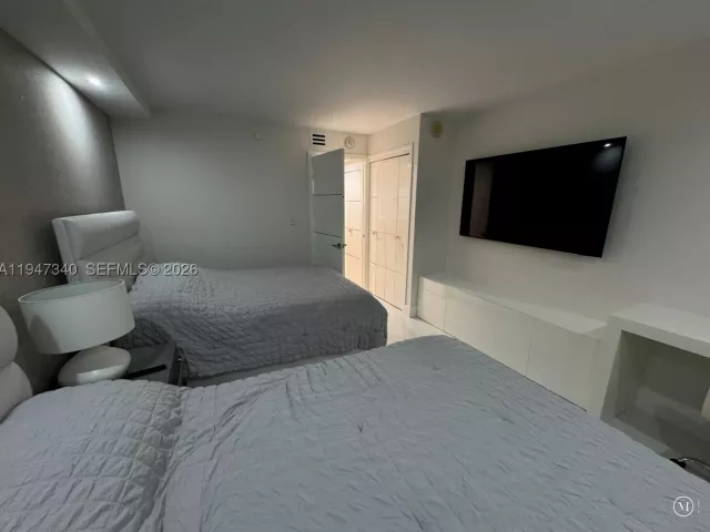 2-bedroom condo for sale in Miami Beach - 5757 Collins Ave 504 - MondialRealty