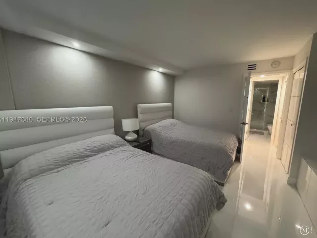 2-bedroom condo for sale in Miami Beach - 5757 Collins Ave 504 - MondialRealty