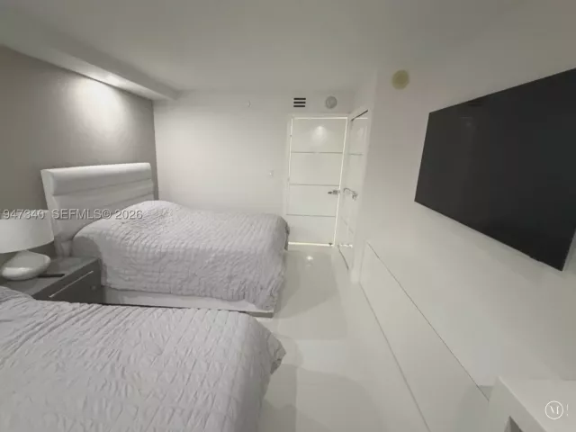 2-bedroom condo for sale in Miami Beach - 5757 Collins Ave 504 - MondialRealty