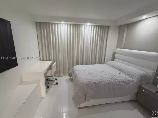 2-bedroom condo for sale in Miami Beach - 5757 Collins Ave 504 - MondialRealty