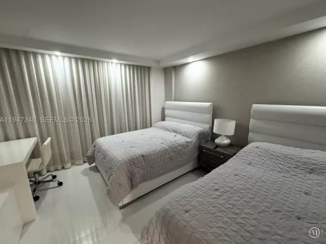 2-bedroom condo for sale in Miami Beach - 5757 Collins Ave 504 - MondialRealty