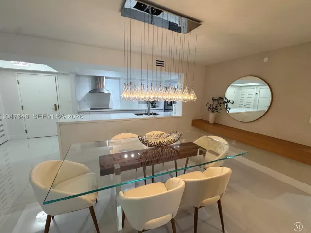 2-bedroom condo for sale in Miami Beach - 5757 Collins Ave 504 - MondialRealty