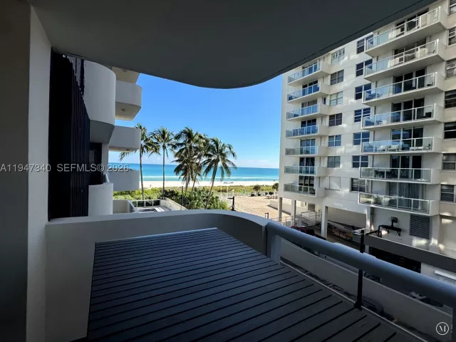 2-bedroom condo for sale in Miami Beach - 5757 Collins Ave 504 - MondialRealty