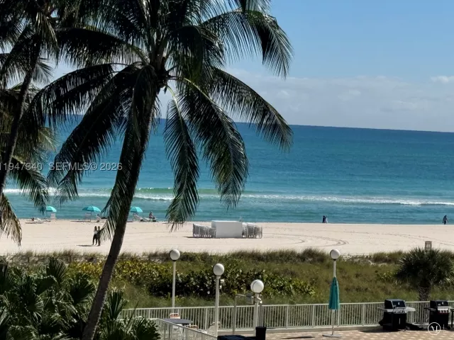 2-bedroom condo for sale in Miami Beach - 5757 Collins Ave 504 - MondialRealty