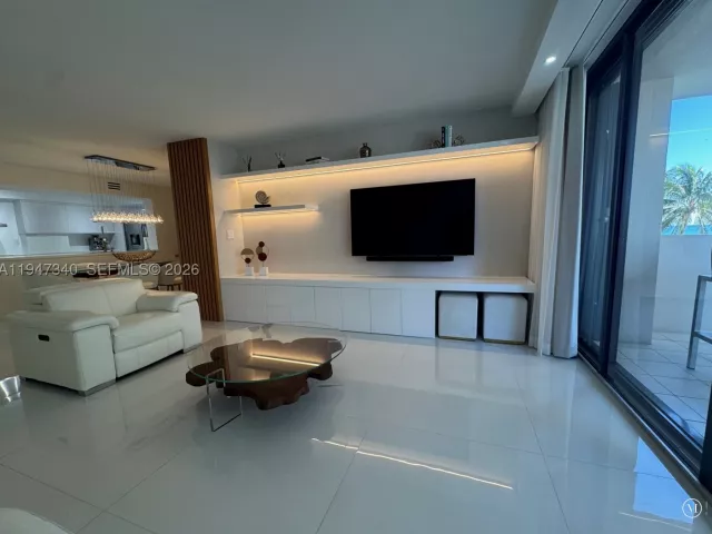 2-bedroom condo for sale in Miami Beach - 5757 Collins Ave 504 - MondialRealty