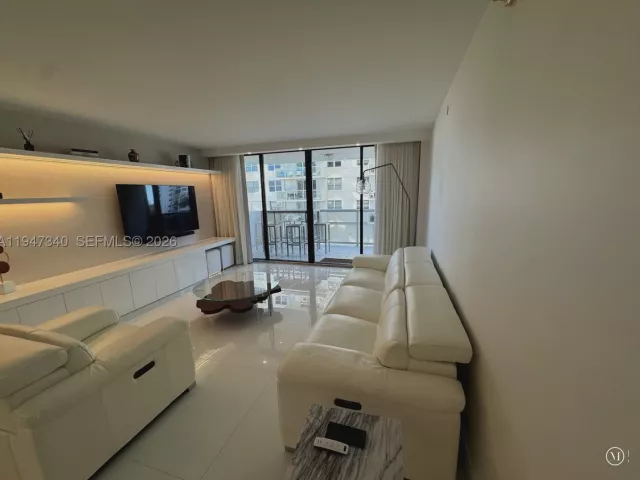 2-bedroom condo for sale in Miami Beach - 5757 Collins Ave 504 - MondialRealty