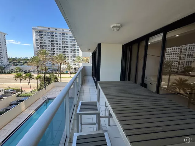 2-bedroom condo for sale in Miami Beach - 5757 Collins Ave 504 - MondialRealty