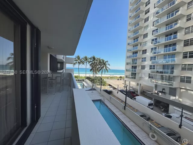 2-bedroom condo for sale in Miami Beach - 5757 Collins Ave 504 - MondialRealty