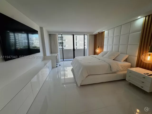2-bedroom condo for sale in Miami Beach - 5757 Collins Ave 504 - MondialRealty