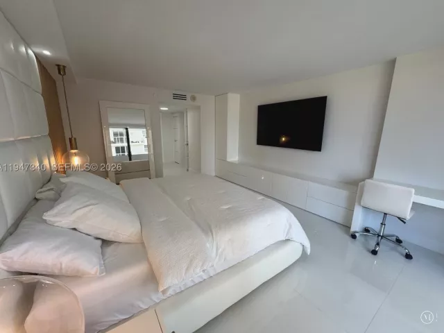 2-bedroom condo for sale in Miami Beach - 5757 Collins Ave 504 - MondialRealty