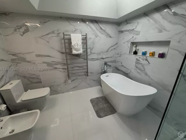 2-bedroom condo for sale in Miami Beach - 5757 Collins Ave 504 - MondialRealty