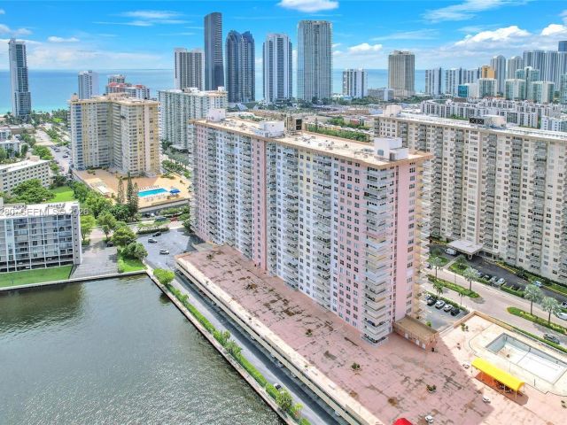 2-bedroom condo for rent in Sunny Isles Beach - 251 174th St 311 - MondialRealty