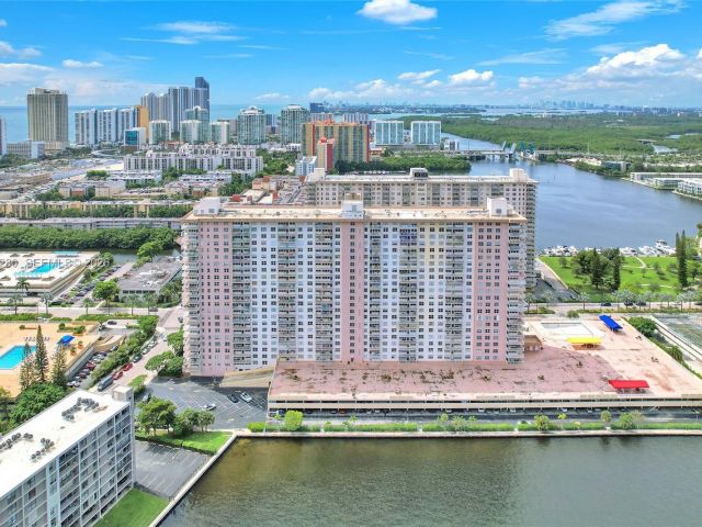 2-bedroom condo for rent in Sunny Isles Beach - 251 174th St 311 - MondialRealty