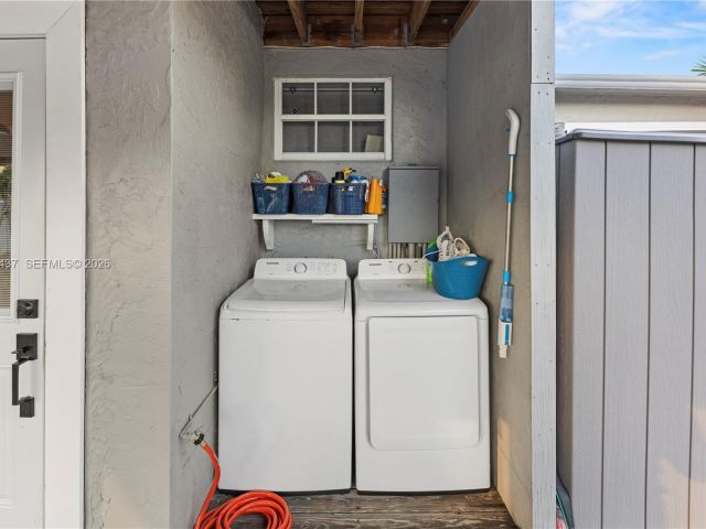 Home for sale at 117 SW 6th St - photo 7137575